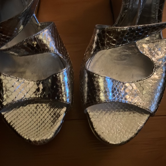 Silver Burberry size 8.5 snake skin print wedge heels - Picture 3 of 8